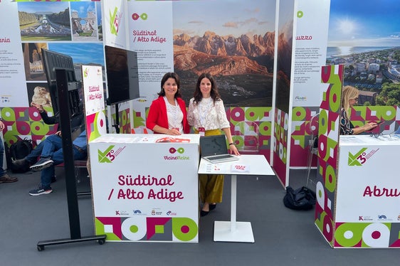 Renate Mayr (a sinistra) e Martina Leitner dell'Ufficio comunicazione e relazioni con il pubblico allo stand della Provincia autonoma di Bolzano, nel Villaggio delle Regioni (Foto: USP)