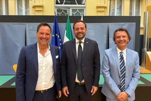 Landesrat Marco Galateo (Mitte) und Schulamtsleiter Vincenzo Gullotta (rechts) haben heute im Rahmen einer Pressekonferenz Neuerungen zum in einer Woche beginnenden Schuljahr vorgestellt, links im Bild Hubert Hofer, stellvertretender Direktor des NOI Techpark. (Foto: LPA/Italienisches Bildungsressort/Martin Boschetti)