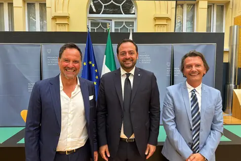 La scuola italiana guarda al nuovo anno formativo attraverso nuove Linee guida e una rete di convenzioni con enti e associazioni sul territorio. Nella foto (da sinistra) il vicedirettore del NOI Techpark Hubert Hofer, il vicepresidente della Provincia Marco Galateo e il sovrintendente Vincenzo Gullotta. (Foto: USP/assessorato provinciale all'Istruzione/Martin Boschetti)