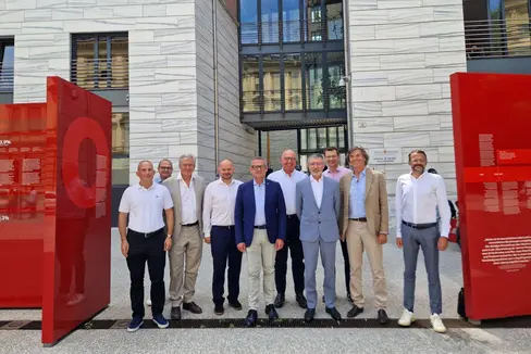 Un incontro strategico dedicato al futuro Polo bibliotecario. Nella foto (da sinistra) Luca Ciprian (Atzwanger Spa), Stefan Canale (direttore d'Ufficio), Vittorio Repetto (Costruzioni Repetto Srl), Daniel Bedin (direttore di Dipartimento), Christian Bianchi (assessore provinciale), Martin Atzwanger (Atzwanger Srl), Mauro Talamona (C.M.B soc. coop.), Hansjörg Erlacher (Schmidhammer Srl) e Walther Pichler (Pichler projects Srl), Alexander Steinhauser (Elpo Srl). (Foto: ASP/Gianluca Crocco)