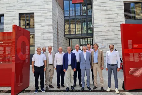 Auf dem Foto, von links nach rechts: Luca Ciprian (Atzwanger AG), Stefan Canale, Vittorio Repetto (Costruzioni Repetto GmbH), Daniel Bedin (Ressortchef), Christian Bianchi (Landesrat), Martin Atzwanger (Atzwanger GmbH), Mauro Talamona (C.M.B. Sozialgenossenschaft), Hansjörg Erlacher (Schmidhammer GmbH) und Walther Pichler (Pichler Projects GmbH), Alexander Steinhauser (Elpo GmbH). (Foto: LPA/Gianluca Crocco)