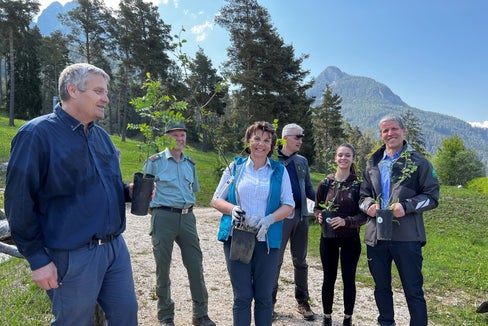 Gemeinsam für die Kulturlandschaft (v.l.): Othmar Stampfer (Bürgermeister von Völs), Helmuth Rier (Vertreter der Forststation Kastelruth), Landesrätin Maria Hochgruber Kuenzer, Enrico Brutti und Jasmine Milani (beide Amt für Natur) sowie Leo Hilpold (Direktor Amt für Natur) (Foto: LPA/Marcella Morandini)