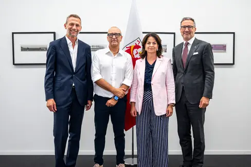 Die Weiterentwicklung der Messe Bozen, das Veranstaltungsprogramm der kommenden Saison sowie geplante Investitionen standen im Mittelpunkt eines Arbeitstreffens. Im Bild von links: Direktor Thomas Mur, Vizepräsident Andrea Cappello, Präsidentin Greti Ladurner und Landeshauptmann Arno Kompatscher. (Foto: LPA/Fabio Brucculeri)