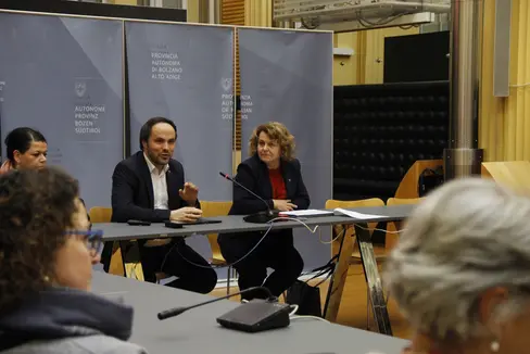 L'assessore provinciale all'Istruzione tedesca Philipp Achammer e l'assessora alla Famiglia Rosmarie Pamer hanno sottolineato la buona collaborazione interdipartimentale, necessaria per trovare buoni modelli per i bambini, i giovani, le famiglie e tutti coloro che sono coinvolti nel mondo dell'assistenza e dell'istruzione. (Foto: USP/Hannes Wisthaler)