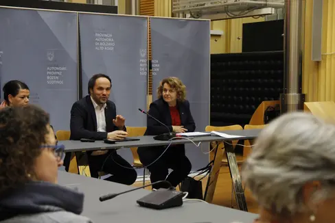 L'assessore provinciale all'Istruzione tedesca Philipp Achammer e l'assessora alla Famiglia Rosmarie Pamer hanno sottolineato la buona collaborazione interdipartimentale, necessaria per trovare buoni modelli per i bambini, i giovani, le famiglie e tutti coloro che sono coinvolti nel mondo dell'assistenza e dell'istruzione. (Foto: USP/Hannes Wisthaler)