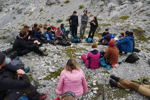 Il camp di glaciologia riscuote ogni anno grande interesse e anche quest'anno è organizzato dalla Ripartizione pedagogica della Direzione Istruzione e Formazione tedesca in collaborazione con la Direzione Istruzione, Formazione e Cultura ladina e con scuole partner germaniche nell'ambito di un progetto Erasmus+. (Foto: USP/Ripartizione pedagogica/Christian Aspmair)