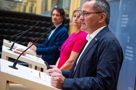 I temi centrali e i dati dell'anno scolastico sono stati poi presentati dai direttori all'istruzione, Gustav Tschenett (nella foto in primo piano) e Vincenzo Gullotta, e dall'ispettrice Elisabeth Baur, in rappresentanza della Direzione Formazione, Istruzione e Cultura ladina (Foto: ASP/Fabio Brucculeri)