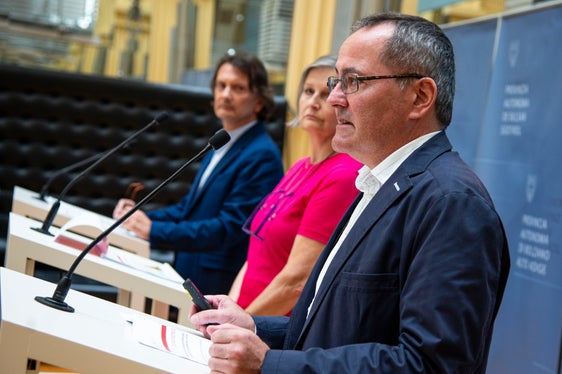 I temi centrali e i dati dell'anno scolastico sono stati poi presentati dai direttori all'istruzione, Gustav Tschenett (nella foto in primo piano) e Vincenzo Gullotta, e dall'ispettrice Elisabeth Baur, in rappresentanza della Direzione Formazione, Istruzione e Cultura ladina (Foto: ASP/Fabio Brucculeri)