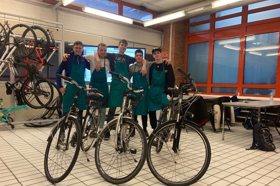 Am Donnerstag, 23. Mai, bieten die Schüler der Berufsschule Einaudi interessierten Bürgerinnen und Bürgern die Überprüfung ihrer Fahrräder an, und zwar an der Talferbrücke. Reparaturen werden aber nicht durchgeführt. (Foto: LPA/ Berufsschule Einaudi)