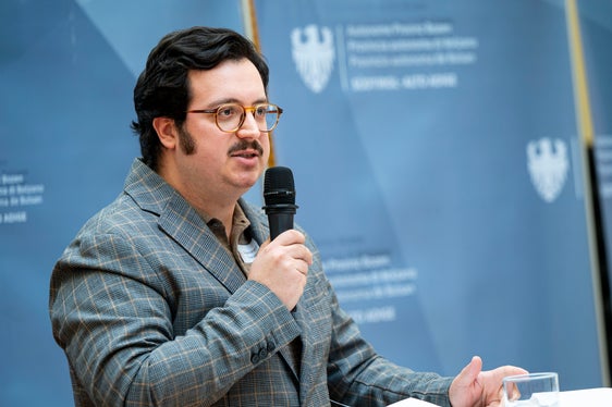 Francesco Trevisan vom Frauenbüro des Landes Südtirol erläuterte ausführlich, wie die neue ADA-Datenbank funktioniert und wie sich Expertinnen darin eintragen lassen können. (Foto: LPA/Fabio Brucculeri)