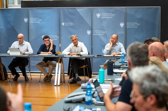 Personalressortdirektor Günther Burger (von links), Domenico Laratta (Landesagentur für die Beziehungen zu den Gewerkschaften), der Vorsitzende der Landesagentur für die Beziehungen zu den Gewerkschaften Hermann Troger und Personalabteilungsdirektor Albrecht Matzneller sprechen mit den Vertretungen der Gewerkschaften (Foto: LPA/Fabio Brucculeri)