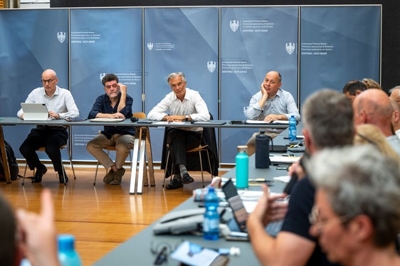 Il direttore di Dipartimento Günther Burger (da sinistra), Domenico Laratta dell'Agenzia provinciale per le relazioni sindacali, il presidente dell'Agenzia Hermann Troger e il direttore di Ripartizione Albrecht Matzneller durante l'incontro con i rappresentanti sindacali. (Foto: USP/Fabio Brucculeri)