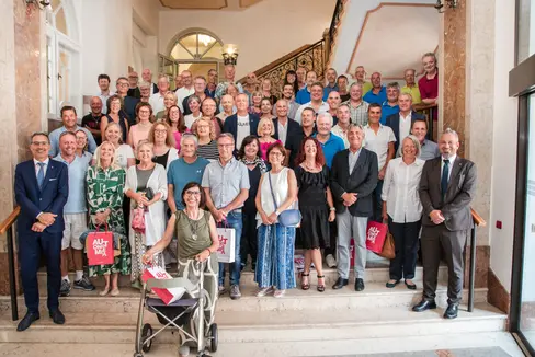 Il presidente Kompatscher, l'assessora Amhof e il direttore generale Steiner hanno onorato e premiato i dipendenti provinciali che nel 2023 hanno raggiunto il meritato traguardo della pensione. (Foto: ASP/Bernhard Aichner)