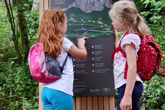 Spannend für Kinder und Erwachsene: Auf rund 4,5 Kilometern Strecke erwarten die Besucher 15 Stationen mit Informationen zu Geschichte und Kulturlandschaft. (Foto: Seiser Alm Marketing)