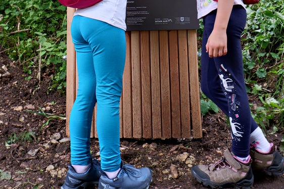 Spannend für Kinder und Erwachsene: Auf rund 4,5 Kilometern Strecke erwarten die Besucher 15 Stationen mit Informationen zu Geschichte und Kulturlandschaft. (Foto: Seiser Alm Marketing)