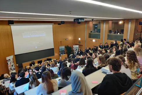 Mit einer Feierstunde und einer Tagung zu Künstlicher Intelligenz sind die insgesamt rund 270 Studierenden des universitären Ausbildungszentrums für Gesundheitsberufe Claudiana am 8. Oktober ins akademische Jahr 2025/26 gestartet. (Foto: LPA/Ressort für Gesundheitsvorsorge und Gesundheit)