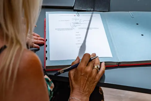 La bozza del contratto collettivo intercomparto 2019-2021 firmata oggi renderà il lavoro nella pubblica amministrazione più attraente - anche per i neoassunti. (Foto: ASP/Greta Stuefer)