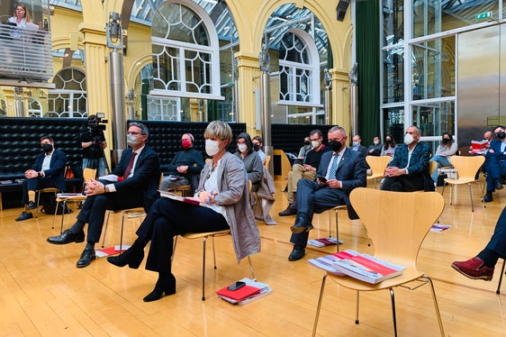 Il presidente Kompatscher e la segretaria generale dell'Euregio Marilena Defrancesco alla presentazione dello studio nel cortile interno di Palazzo Widmann (Foto: Euregio)