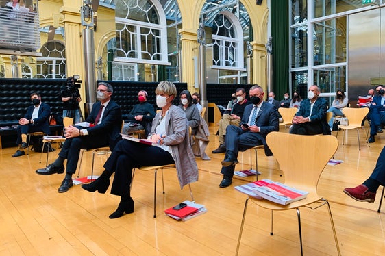 Il presidente Kompatscher e la segretaria generale dell'Euregio Marilena Defrancesco alla presentazione dello studio nel cortile interno di Palazzo Widmann (Foto: Euregio)