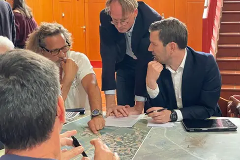 Il direttore del Dipartimento Infrastrutture e Mobilità Martin Vallazza e il direttore dell'Ufficio tecnico strade Ovest Johannes Strimmer illustrano il progetto (Foto: ASP/Dipartimento Infrastrutture e Mobilità)