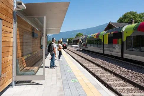 Erste Ergebnisse der Mobilitätsumfrage für den Südtirolplan für die Mobilität liegen vor. Der Trend geht zu Bahn, Bus und Bike als Mobilitätsmittel. (Foto: IDM Südtirol/Manuela Tessaro)