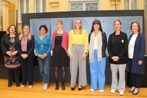 Più visibilità per le donne nella ricerca: (da sinistra) Marlene Messner, Ulrike Oberhammer, Donatella Califano, le premiate Sabine Tiefenthaler, Chiara Orri e Franziska Cont, Judith Steinmayr e Magdalena Janka (Foto: ASP/Carmen Kollmann)