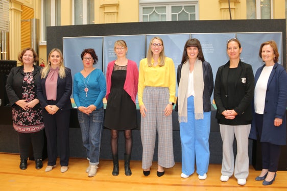 Mehr Sichtbarkeit für Frauen in der Forschung: (v.l.) Marlene Messner, Ulrike Oberhammer, Donatella Califano, die Preisträgerinnen Sabine Tiefenthaler, Chiara Orri und Franziska Cont, Judith Steinmayr und Magdalena Janka (Foto: LPA/Carmen Kollmann)