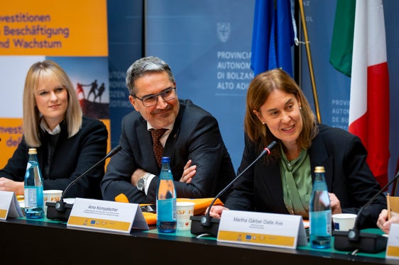 Si è svolto a Palazzo Widmann il Comitato di Sorveglianza del Fondo sociale europeo Plus. 150 milioni di euro disponibili per promuovere occupazione, formazione e inclusione sociale. Da sinistra Claudia Weiler, direttrice dell’Ufficio Fondo sociale europeo, il presidente della Provincia, Arno Kompatscher, e la direttrice della Ripartizione Europa, Martha Gärber (Foto: ASP/Fabio Brucculeri)