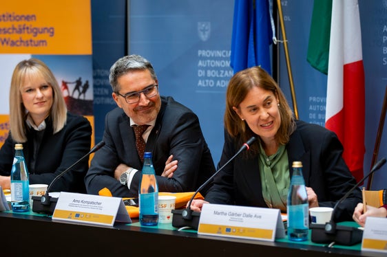 Si è svolto a Palazzo Widmann il Comitato di Sorveglianza del Fondo sociale europeo Plus. 150 milioni di euro disponibili per promuovere occupazione, formazione e inclusione sociale. Da sinistra Claudia Weiler, direttrice dell’Ufficio Fondo sociale europeo, il presidente della Provincia, Arno Kompatscher, e la direttrice della Ripartizione Europa, Martha Gärber (Foto: ASP/Fabio Brucculeri)