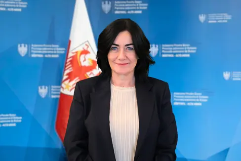 Rispetto al primo semestre del 2025, l'attività di controllo è più che raddoppiata, mentre il volume delle sanzioni è aumentato di oltre la metà. Questo netto incremento è stato raggiunto nonostante il quadro normativo sia stato snellito con la Riforma Abitare e siano state abolite diverse disposizioni, come ad esempio il requisito di non essere proprietari di un altro alloggio adeguato, spiega l'assessora provinciale Mair, soddisfatta dell'attività di controllo dell'Agenzia per la vigilanza sull'edilizia abitativa. (Foto: USP/Fabio Brucculeri)