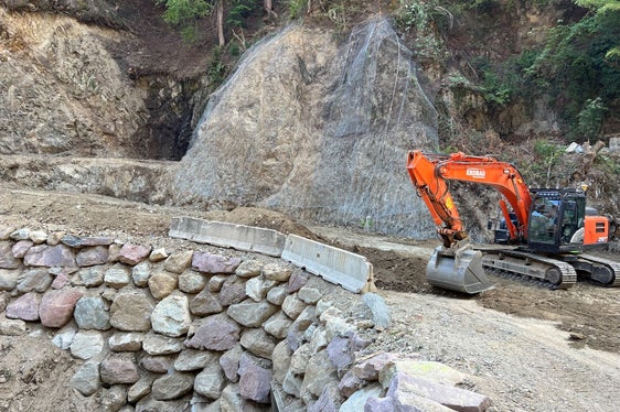 Für die Umleitung des Verkehrs während der Bauarbeiten an der Brücke Eschenlohe wird die alte Straßentrasse wieder fahrtauglich gemacht. (Foto: Landesabteilung Tiefbau)
