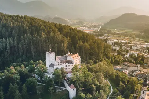 Luftaufnahme von Bruneck mit Blick Richtung Westen: Die Landesregierung hat grünes Licht für die Erweiterung des Gewerbegebiets von Landesinteresse Bruneck West” gegeben. (Foto: Unsplash)