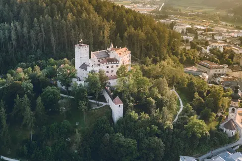 Via libera dalla Giunta provinciale a circa 42.000 metri quadrati di area commerciale di interesse provinciale nell’area “Brunico Ovest” (Foto: Unsplash)