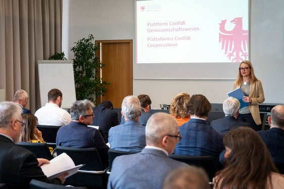 Das Amt für Genossenschaftswesen hat gemeinsam mit den Genossenschaftsverbänden und mit Confidi Südtirol einen Leitfaden erarbeitet, mit denen Genossenschaften über die bestehenden Möglichkeiten über Garantieleistungen zu Finanzmitteln zu gelangen, informierte Amtsdirektorin Manuela Paulmichl. (Foto: LPA/Fabio Brucculeri)