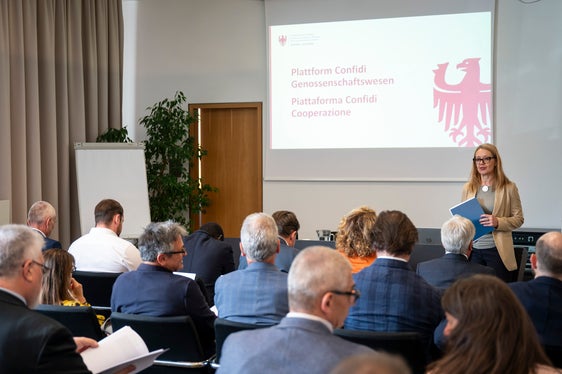 Das Amt für Genossenschaftswesen hat gemeinsam mit den Genossenschaftsverbänden und mit Confidi Südtirol einen Leitfaden erarbeitet, mit denen Genossenschaften über die bestehenden Möglichkeiten über Garantieleistungen zu Finanzmitteln zu gelangen, informierte Amtsdirektorin Manuela Paulmichl. (Foto: LPA/Fabio Brucculeri)