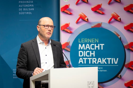 Auf die Notwendigkeit des lebenslangen Lernens in einer von rasantem Wandel geprägten Zeit und auf das in den Nachhaltigkeitszielen verankerte Recht darauf verwies bei der heutigen Pressevorstellung der Direktor der Abteilung deutsche Kultur, Volker Klotz, hin. (Foto: LPA/Fabio Brucculeri)