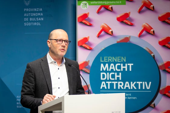 Il direttore della Ripartizione cultura tedesca, Volker Klotz, ha sottolineato la necessità di puntare sull'apprendimento permanente; in un'epoca caratterizzata da rapidi cambiamenti. (Foto: ASP/Fabio Brucculeri)