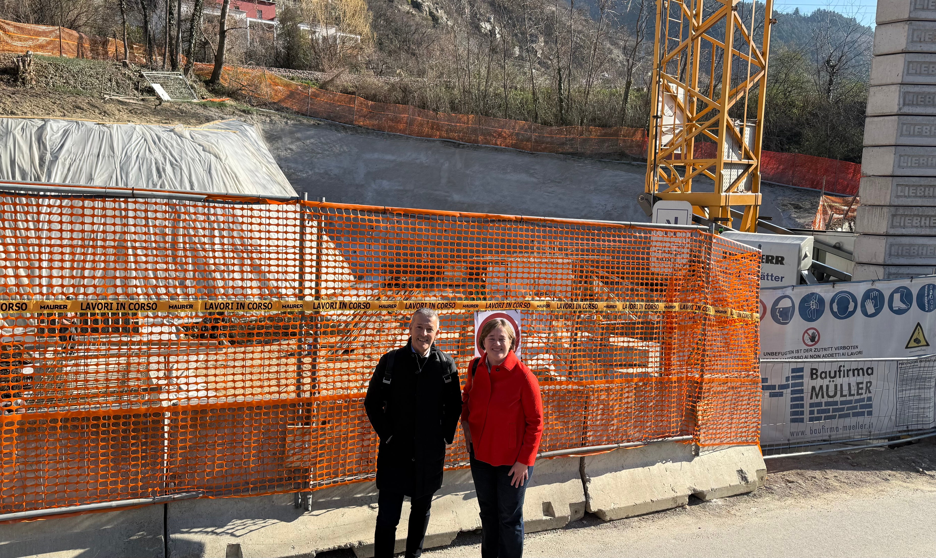 Gli alloggi in costruzione a Silandro saranno venduti a prezzi nettamente inferiori rispetto al valore di mercato. Inoltre, sono disponibili contributi fino a 80.000 euro per appartamento, destinati tra l’altro ai terreni e alle infrastrutture. Nella foto, l’assessore provinciale Brunner e la sindaca Kaaserer durante un sopralluogo in cantiere. (Foto: Thomas Bodner)