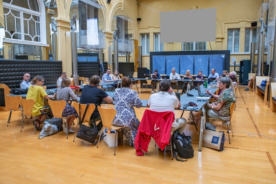 Un momento della trattativa tenutasi nel cortile interno di Palazzo Widmann. Con la conclusione della contrattazione collettiva per il triennio 2019-21, avvenuta oggi (23 luglio), si prospettano diverse novità. (Foto: ASP/Greta Stuefer)