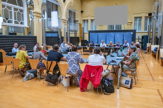 Un momento della trattativa tenutasi nel cortile interno di Palazzo Widmann. Con la conclusione della contrattazione collettiva per il triennio 2019-21, avvenuta oggi (23 luglio), si prospettano diverse novità. (Foto: ASP/Greta Stuefer)