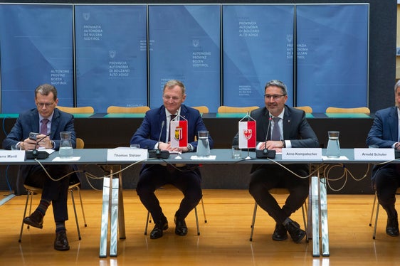 All'incontro con la delegazione dell'Alta Austria: (da sinistra) il Console generale austriaco a Milano, Clemens Mantl, i presidenti, Thomas Stelzer e Arno Kompatscher, e l'assessore provinciale, Arnold Schuler (Foto: ASP/Fabio Brucculeri)