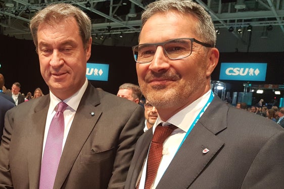LH Kompatscher nutzte den Aufenthalt in Bayern auch zu einem Austausch mit Ministerpräsident Markus Söder (l.) und dem EVP-Fraktionsvorsitzenden im EU-Parlament, Manfred Weber (nicht im Bild). (Foto: LPA)