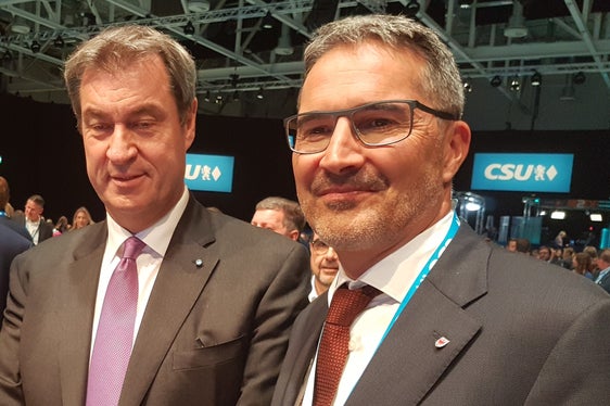 LH Kompatscher nutzte den Aufenthalt in Bayern auch zu einem Austausch mit Ministerpräsident Markus Söder (l.) und dem EVP-Fraktionsvorsitzenden im EU-Parlament, Manfred Weber (nicht im Bild). (Foto: LPA)