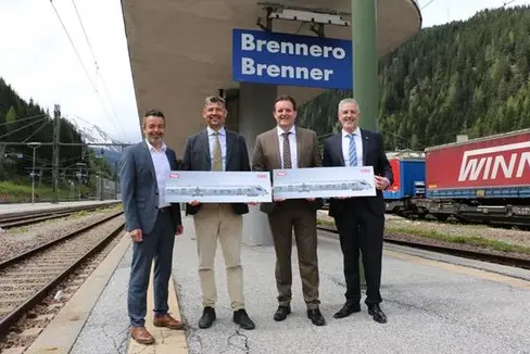 Erfreut über die Verstärkung für den grenzüberschreitenden Zugverkehr: (v.l.) Sta-Generaldirektor Dejaco, die Mobilitätslandesräte Alfreider und Zumtobel und Werner Dilitz, Regionalmanager ÖBB Personennahverkehr Tirol. (Foto: Land Tirol)