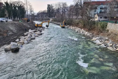 In diesen Tagen arbeitet das Landesamt für Wildbachverbauung Nord in der Rienz bei den Rappanlagen (rechts im Bild) in Brixen, um den historischen Hochwasserschutz zu sanieren; das Bild hat Amtsdirektor Walder von der Unterdrittelbücke aus mit Blickrichtung flussabwärts aufgenommen. (Foto: LPA/Landesamt für Wildbach- und Lawinenverbauung Nord)