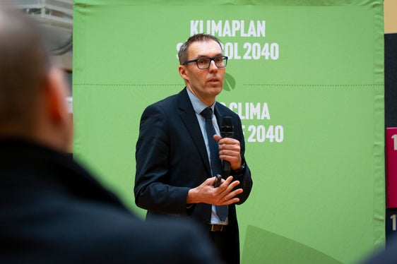 Aktuell sind wir noch nicht auf dem richtigen Weg, wenn wir bis 2040 ein klimaneutrales Südtirol erreichen wollen. In den meisten Sektoren sind die Emissionen in den vergangenen zehn Jahren nahezu gleichgeblieben oder sogar gestiegen, sagt Wolfram Sparber, Leiter des Instituts für Erneuerbare Energie von Eurac Research. (Foto: LPA/Fabio Brucculeri)