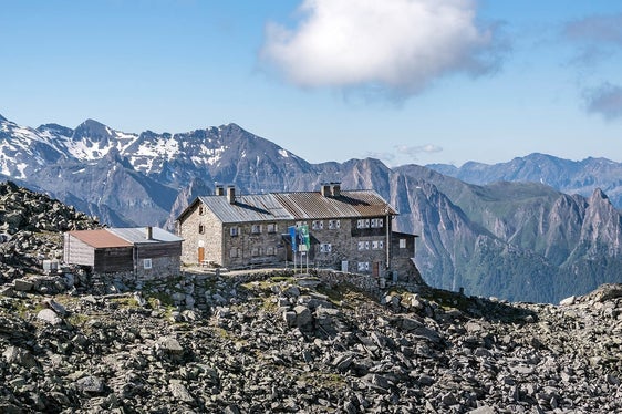 Die Europahütte (ehemals Landshuter Hütte) wird an der selben Stelle als einzige unteilbare funktionelle Einheit neu gebaut, im Bild das Schutzhaus im derzeitigen Zustand. (Foto: Europahütte)