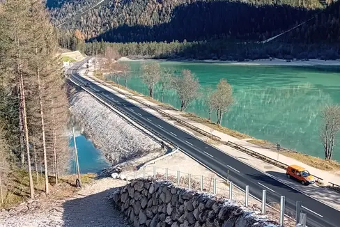 Entlang der Staatsstraße SS 51 Alemagna bei Toblach sind die Arbeiten für den Bau neuer Lawinenschutzdämme abgeschlossen. (Foto: LPA/Ressort für Infrastrukturen und Mobilität)