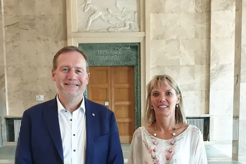 L'assessore provinciale Massimo Bessone (nella foto con la presidente del Tribunale di Bolzano, Francesca Bortolotti) sottolinea l'importanza strategica dell'operazione: Garantiremo una gestione più efficiente del Tribunale ed un miglior servizio in favore di cittadini, magistrati e avvocati” (Foto: ASP)