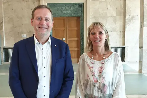 L'assessore provinciale Massimo Bessone (nella foto con la presidente del Tribunale di Bolzano, Francesca Bortolotti) sottolinea l'importanza strategica dell'operazione: Garantiremo una gestione più efficiente del Tribunale ed un miglior servizio in favore di cittadini, magistrati e avvocati” (Foto: ASP)